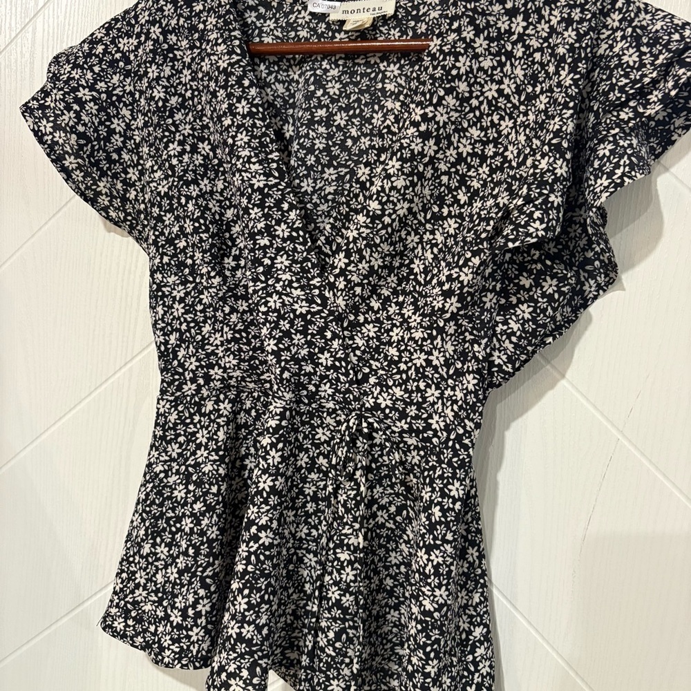Monteau Peplum Top Black/white ditsy floral w/flutter sleeves / feminine boho S - Picture 4 of 5